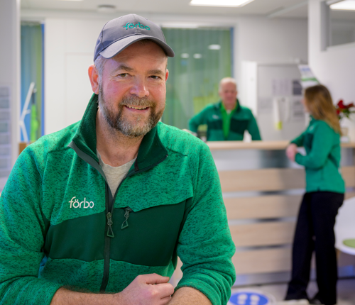 Förbovärd framför reception på kontoret i Kållered